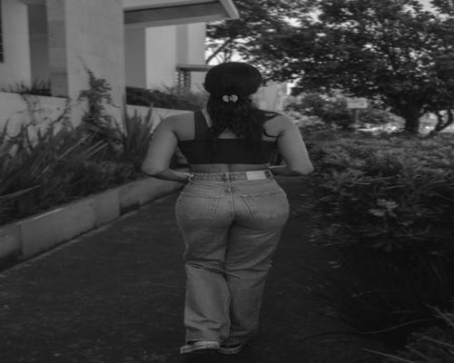 Persona caminando al aire libre